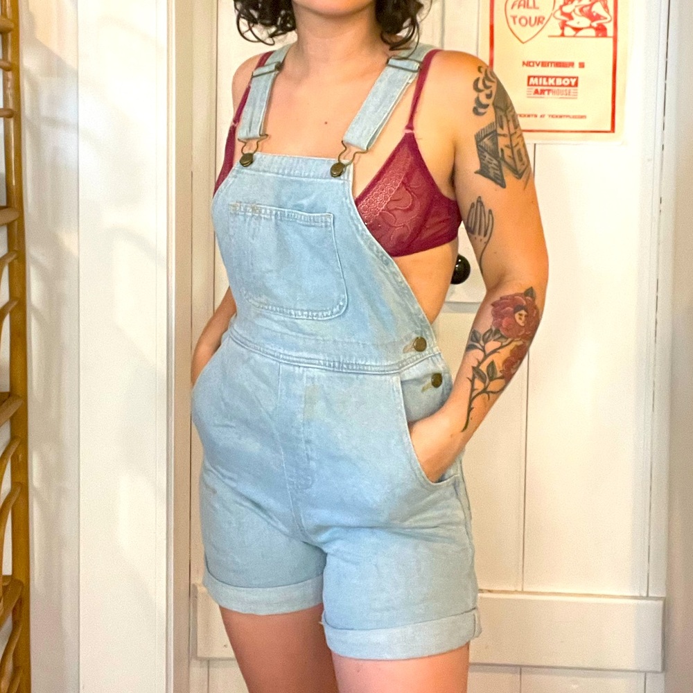 AMERICAN APPAREL overall shorts light wash